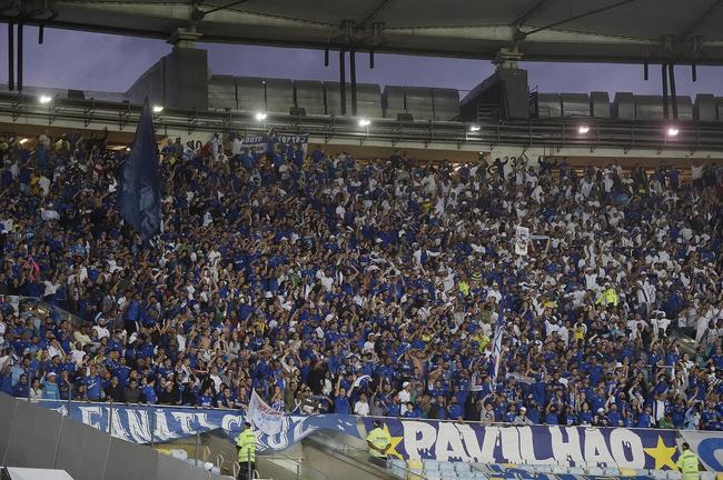 Vasco bate Cruzeiro no Maracanã lotado e se mantém no G-4 da Série B