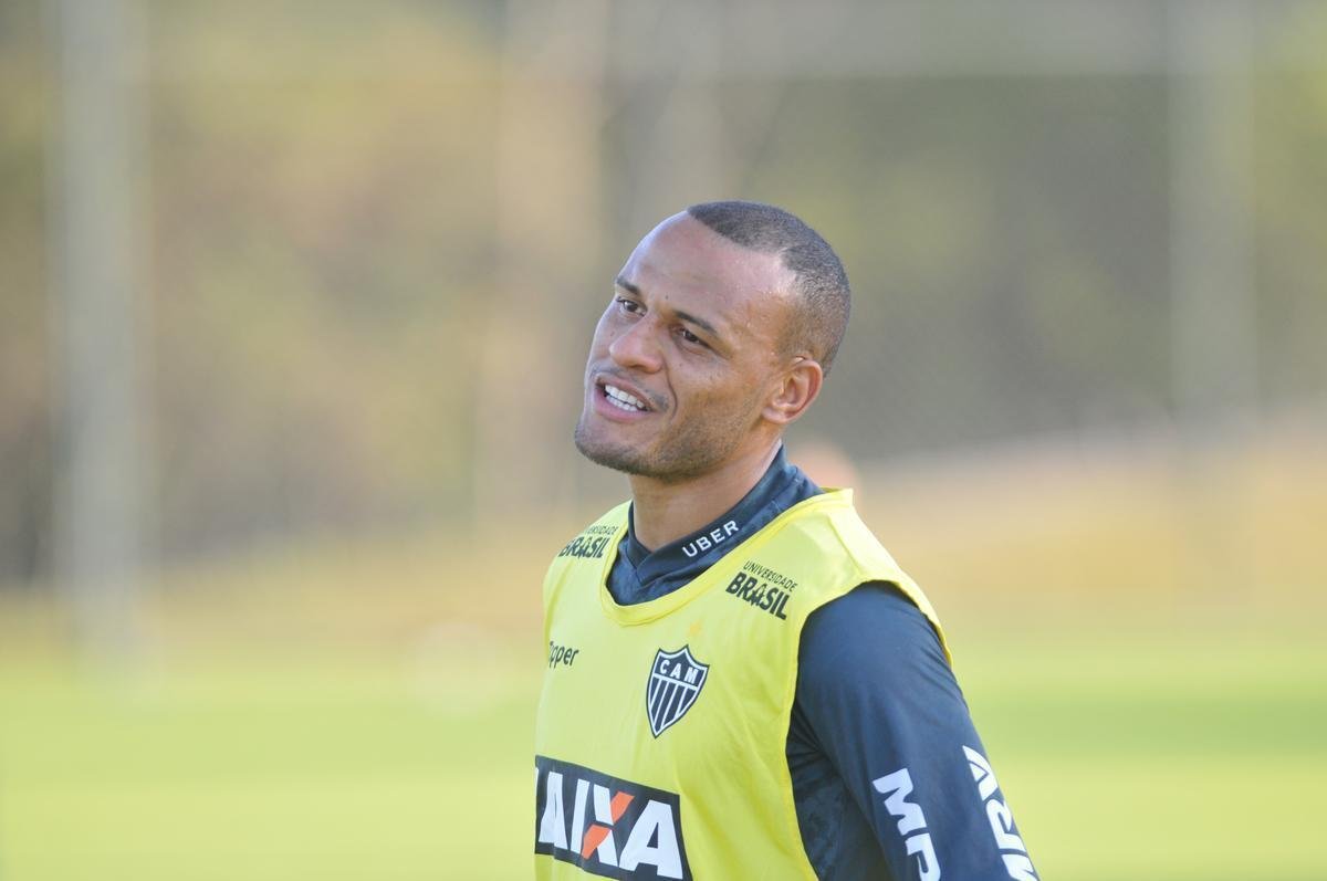 Elenco atleticano fez trabalho ttico orientado por Larghi antes de jogo-treino contra o Coimbra