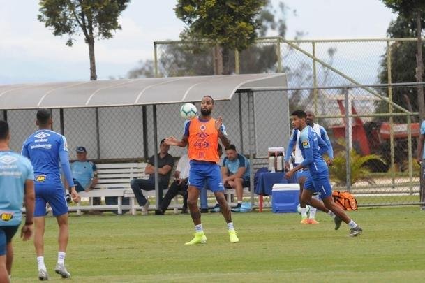 Adilson Batista em ao em seu primeiro treino  frente do Cruzeiro