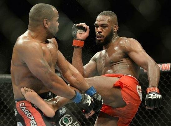 Jon Jones (bermuda vermelha) venceu Daniel Cormier por decisão unânime e manteve o cinturão