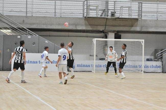 Jogo festivo e solid�rio reuniu craques do futsal mineiro em BH