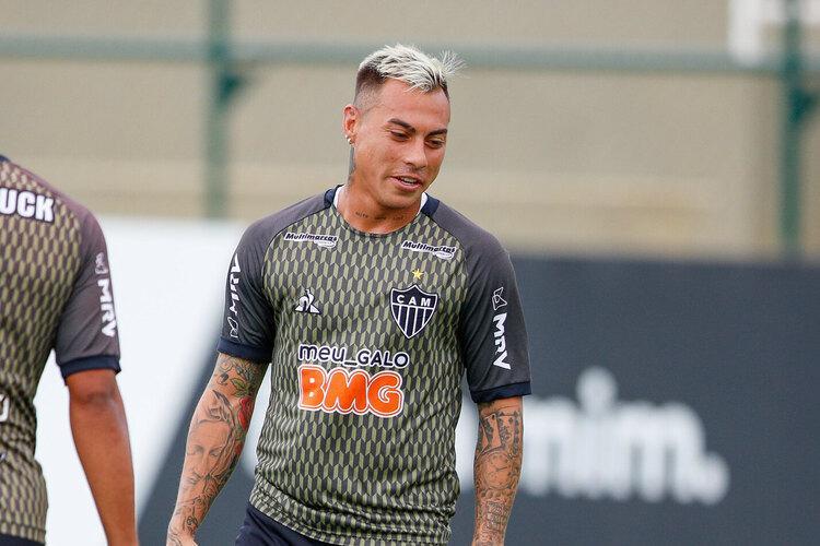 O atacante Eduardo Vargas recebeu o diagnóstico positivo de COVID-19 na manhã desta quarta-feira, dois dias após a testagem em todo o elenco do Atlético.