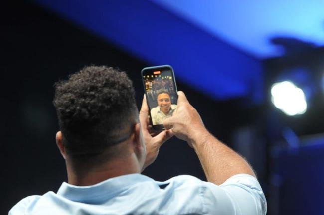 Ronaldo levou cruzeirenses de Conselheiro Lafaiete ao delrio ao participar da Caravana do Cruzeiro nesta quarta-feira (26). Fenmeno esteve acompanhado no palco de Pedro Loureno, patrocinador do clube, e ganhou msica nova produzida pelo rapper Das Quebradas