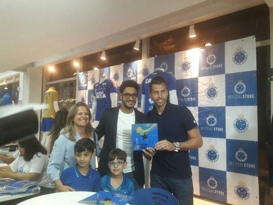 Zagueiro Leo lanou no Barro Preto o livro A Quinta Estrela, sobre o penta da Copa do Brasil. Goleiro Fbio prestigiou evento
