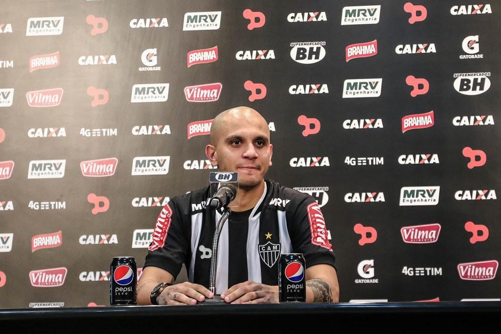 Fbio Santos - O lateral-esquerdo de 34 anos defendeu o clube celeste por emprstimo do So Paulo, em 2007, e disputou apenas seis partidas. Depois de passar por Monaco-FRA, Santos, Grmio, Corinthians e Cruz Azul-MEX, foi contratado pelo Atltico, em 2016. Pouco depois que chegou, assumiu a titularidade e foi campeo mineiro meses depois. Da em diante, seguiu no time, mas passou a ser criticado por torcedores. Com a camisa alvinegra, fez 216 jogos e marcou 20 gols.