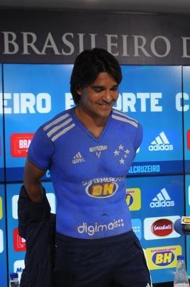 Fotos da apresentao do atacante Marcelo Moreno como novo reforo do Cruzeiro para 2020. Duante entrevista, jogador foi acompanhado pela esposa Marilisy Antonelli e pela filha, Maria Clara