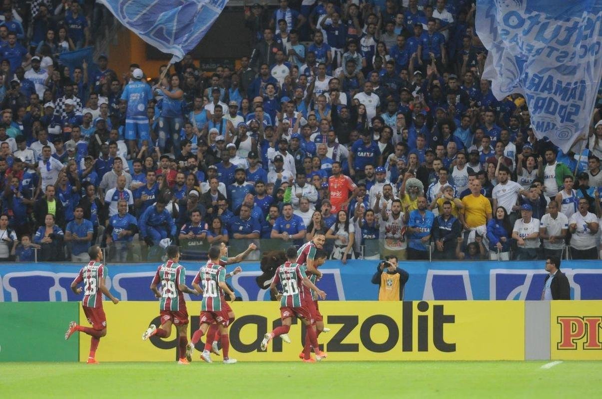 Aos 9 minutos de jogo, Ded fez pnalti em Brenner; Paulo Henrique cobrou, Fbio defendeu, mas Luciano marcou na sobra. Alertado pelo VAR, o rbitro mandou voltar a cobrana por invaso na rea de jogadores dos dois times. Na segunda batida, aos 14 minutos, Ganso bateu no mesmo canto e abriu o placar para o Flu: 1 a 0