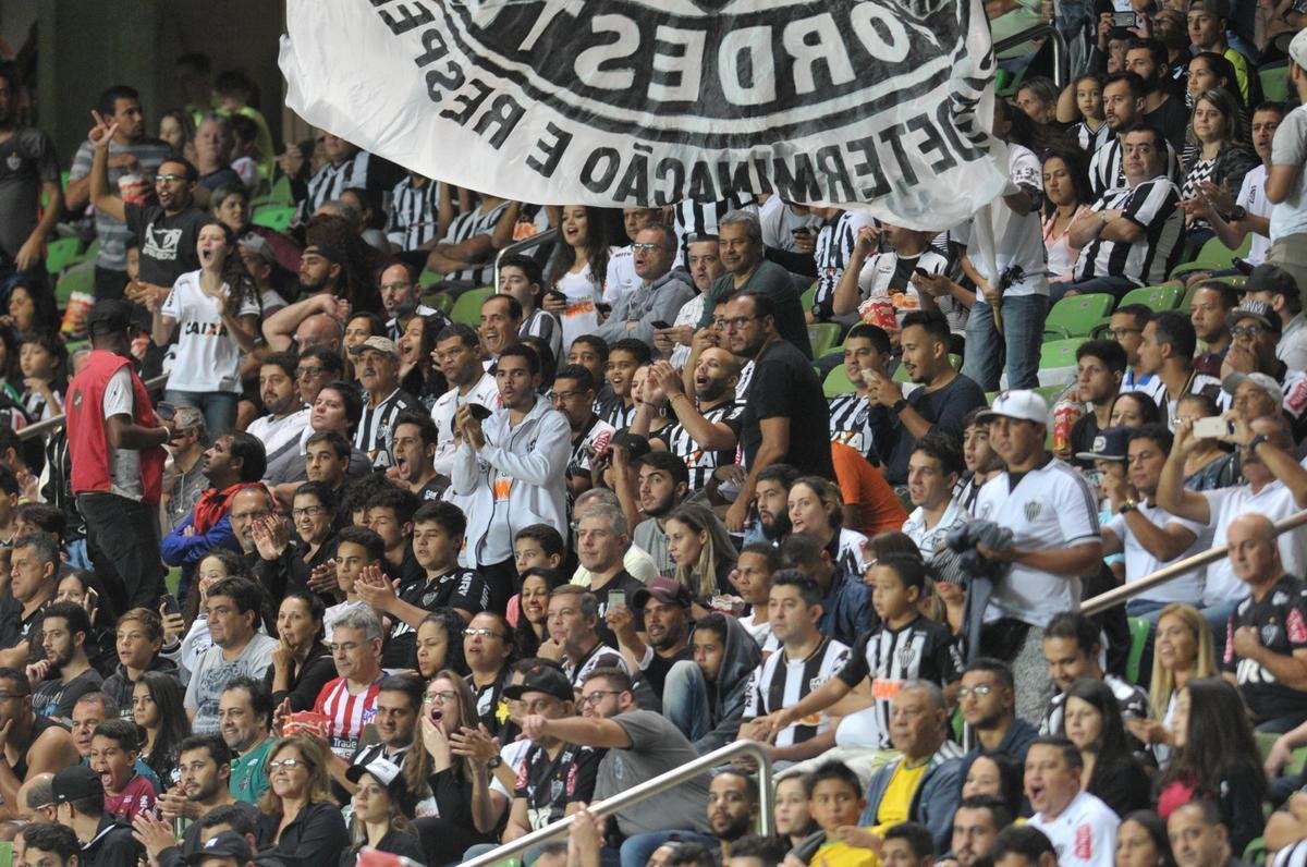 Torcedores de Atltico e Flamengo compareceram ao Horto nesta noite de sbado para assistir ao confronto entre os tradicionais rivais