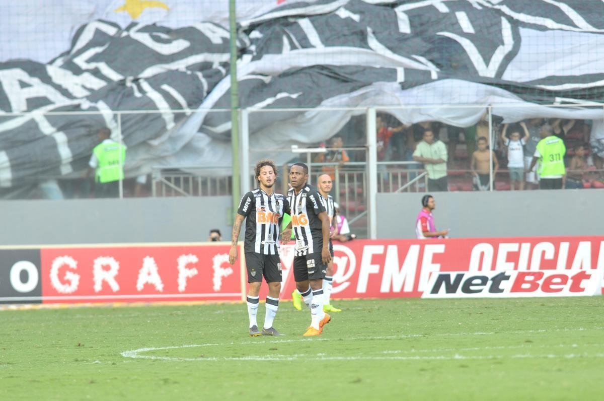 Elias abriu o placar para o Atltico aos 29 minutos do primeiro tempo