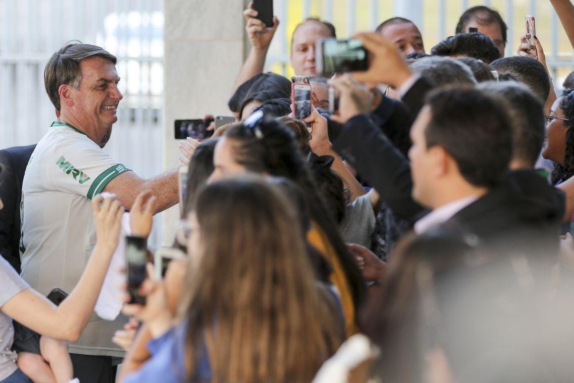 Presidente Jair Bolsonaro atende apoiadores no Palcio do Planalto com a camisa do Amrica