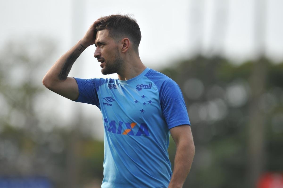 Meia uruguaio De Arrascaeta treinou e est nos planos de Mano para jogo contra o Palmeiras