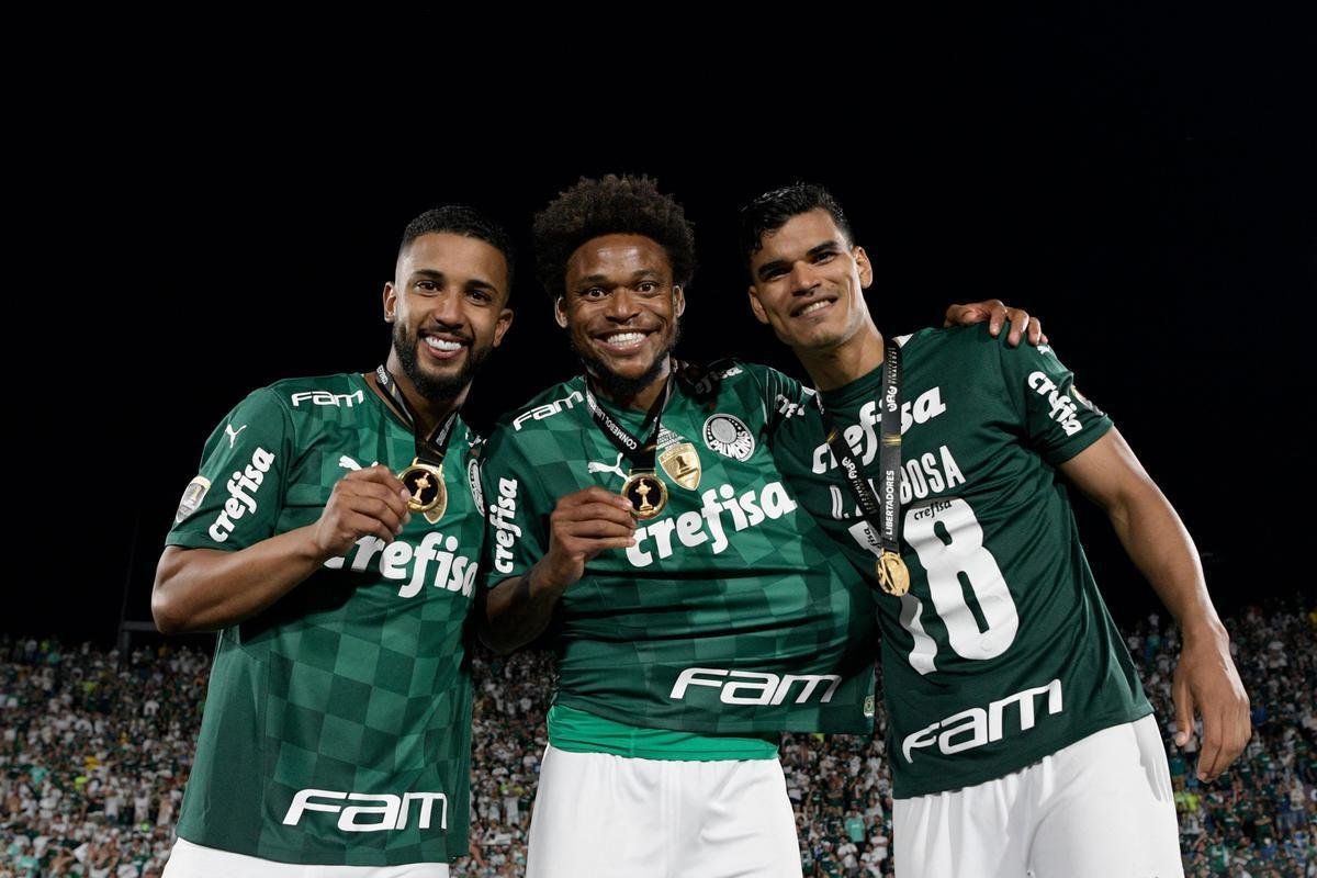 Fotos: festa dos jogadores do Palmeiras com a taa da Libertadores
