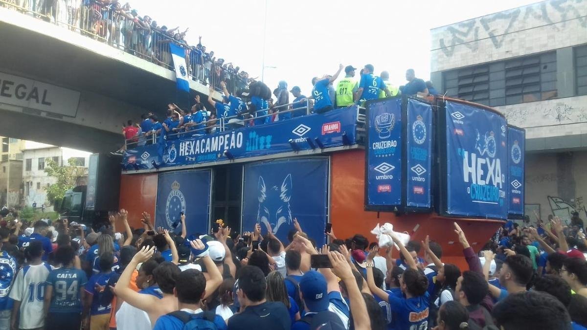 Antes de chegada  Praa Sete, caminho do Corpo de Bombeiros com jogadores do Cruzeiro passou pela Avenida Antnio Carlos, em Belo Horizonte