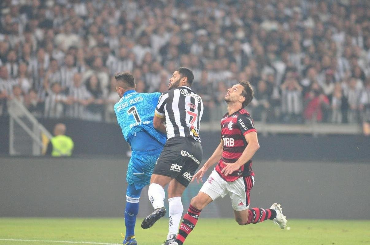 Hulk abriu o placar para o Galo com um golao: 1 a 0 Atltico