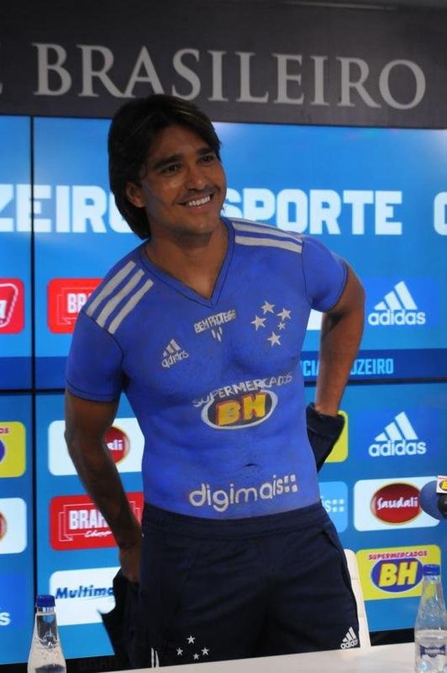Fotos da apresenta��o do atacante Marcelo Moreno como novo refor�o do Cruzeiro para 2020. Duante entrevista, jogador foi acompanhado pela esposa Marilisy Antonelli e pela filha, Maria Clara