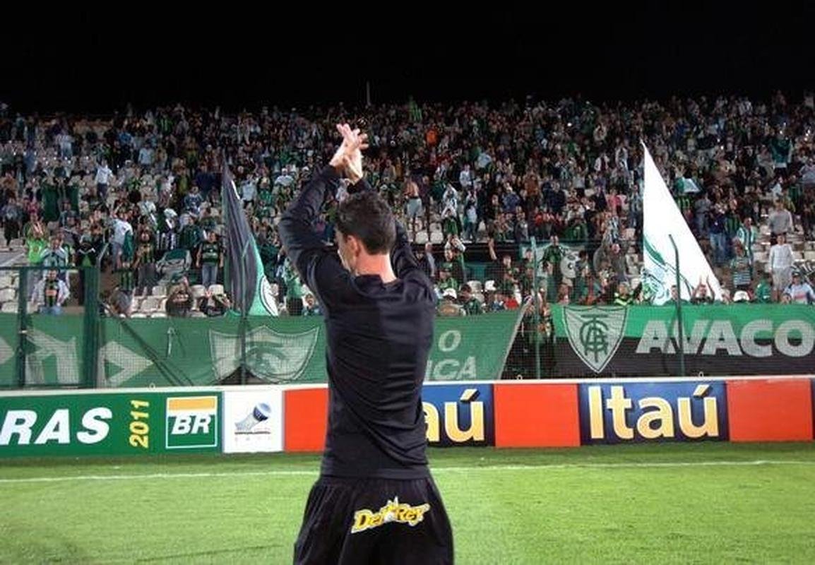 Criado na base do Coelho, Alessandro festejou o gol com os torcedores