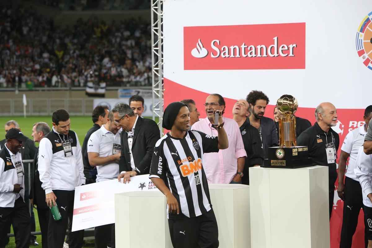 Ronaldinho pode ter feito, contra o Lans, na despedida da Recopa, o seu ltimo jogo pelo Atltico