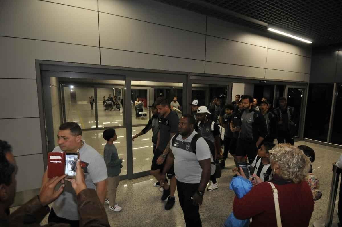 Delegao do Atltico desembarcou unida e em silncio no aeroporto de Confins, nesta quinta-feira