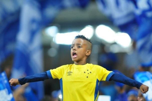Torcedores do Cruzeiro lotam as arquibancadas do Mineiro para acompanhar a partida vlida pelas quartas de final da Copa do Brasil