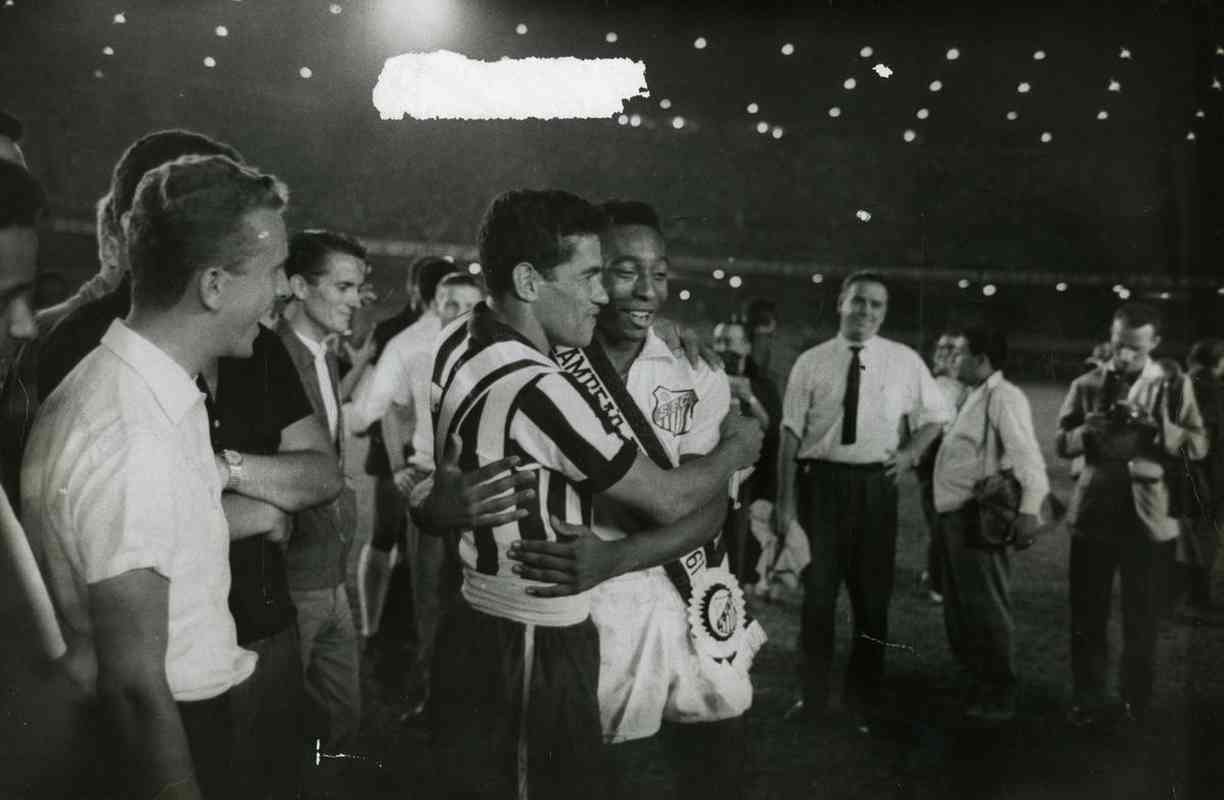 1962 - Pel e Garrincha se cumprimentam antes da partida entre Botafogo e Santos, no Maracan