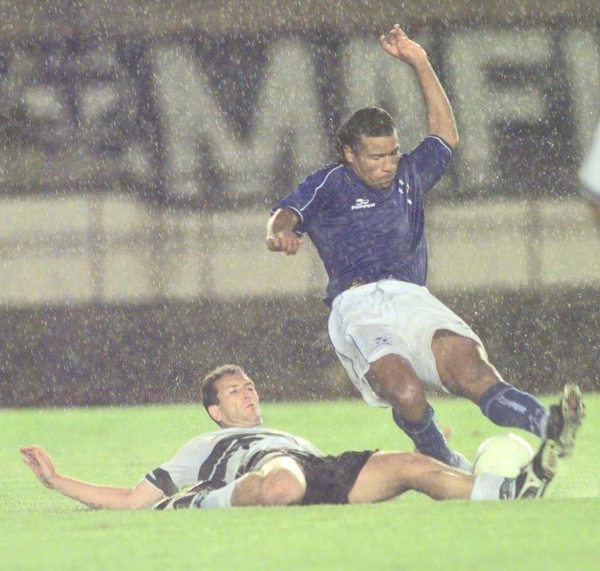 Osas (atacante) - comprado ao Palmeiras por US$ 3,6 milhes, fez gol em sua estreia pelo Cruzeiro, no dia 15 de janeiro de 2000, em amistoso contra o Ipatinga, no Ipatingo. O centroavante marcou o primeiro tento da vitria celeste por 3 a 1. Em dois anos, foram 55 bolas na rede em 130 apresentaes, nmeros que fazem do baiano o 36 maior goleador da histria do clube. Osas foi campeo da Copa do Brasil, em 2000, e da Copa Sul-Minas, em 2001.