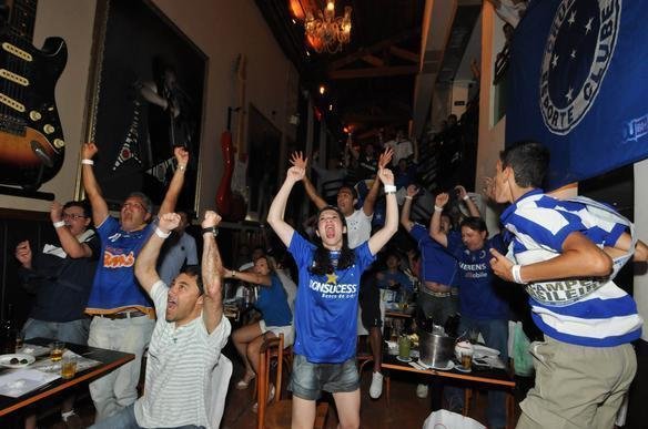 Torcedores do Cruzeiro comemoram o ttulo brasileiro em bares de BH