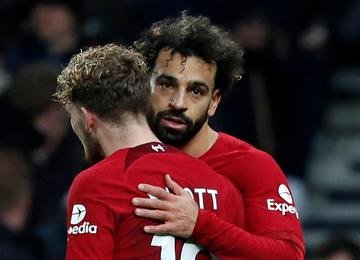 Salah marcou duas vezes para os donos da casa ainda no primeiro tempo e Harry Kane descontou na segunda etapa, em jogo do Campeonato Inglês