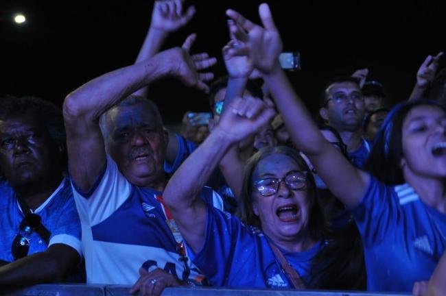 Torcedores do Cruzeiro cantam eufricos durante a Caravana em Conselheiro Lafaiete, com a visita de Ronaldo
