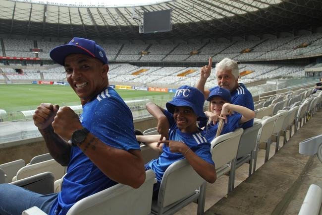 Gabriel Henry ao lado do pai, Edimar, e Alice Reis com o av Carlos Reis: crianas viraram figuras marcantes nas arquibancadas do Mineiro na campanha do ttulo da Srie B