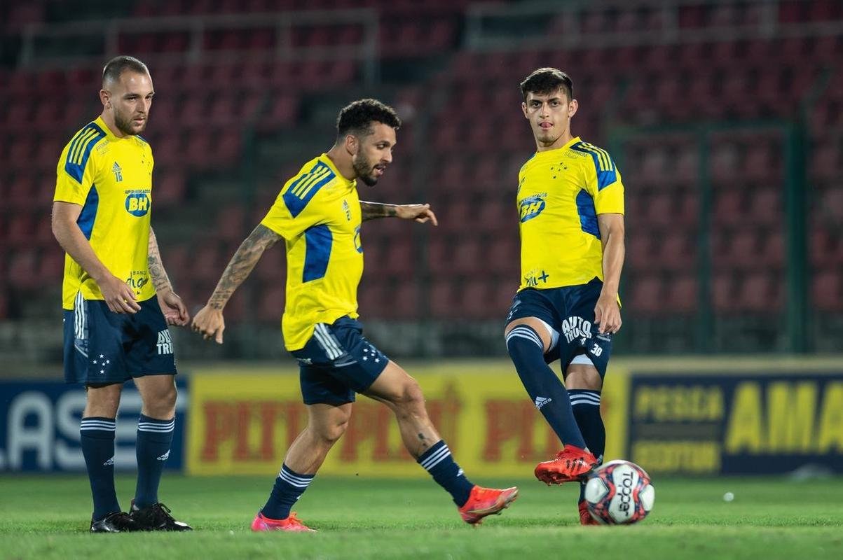 Cruzeiro treinou na Arena do Jacar, em Sete Lagoas, local do jogo desta quinta, 19h, contra o Operrio-PR, pela 24 rodada da Srie B do Brasileiro; veja imagens da atividade comandada pelo tcnico Vanderlei Luxemburgo
