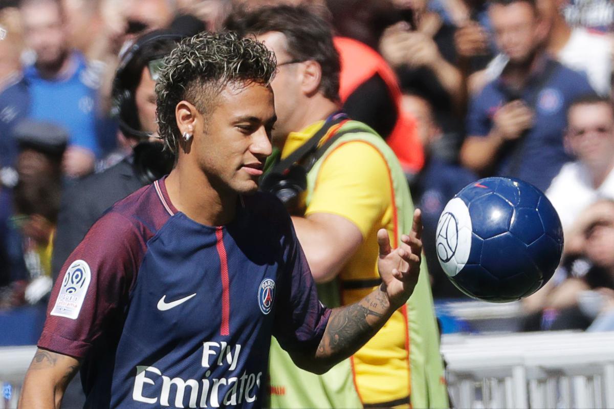 Neymar  apresentado  torcida do Paris Saint-Germain