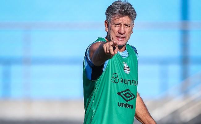 Renato Gaúcho mostra habilidade em cruzamentos em treino do Grêmio