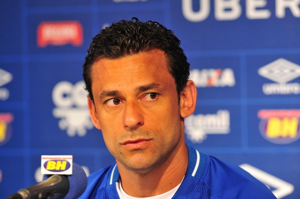 Fred foi apresentado no Cruzeiro pelo presidente Wagner Pires de S e pelo vice Itair Machado