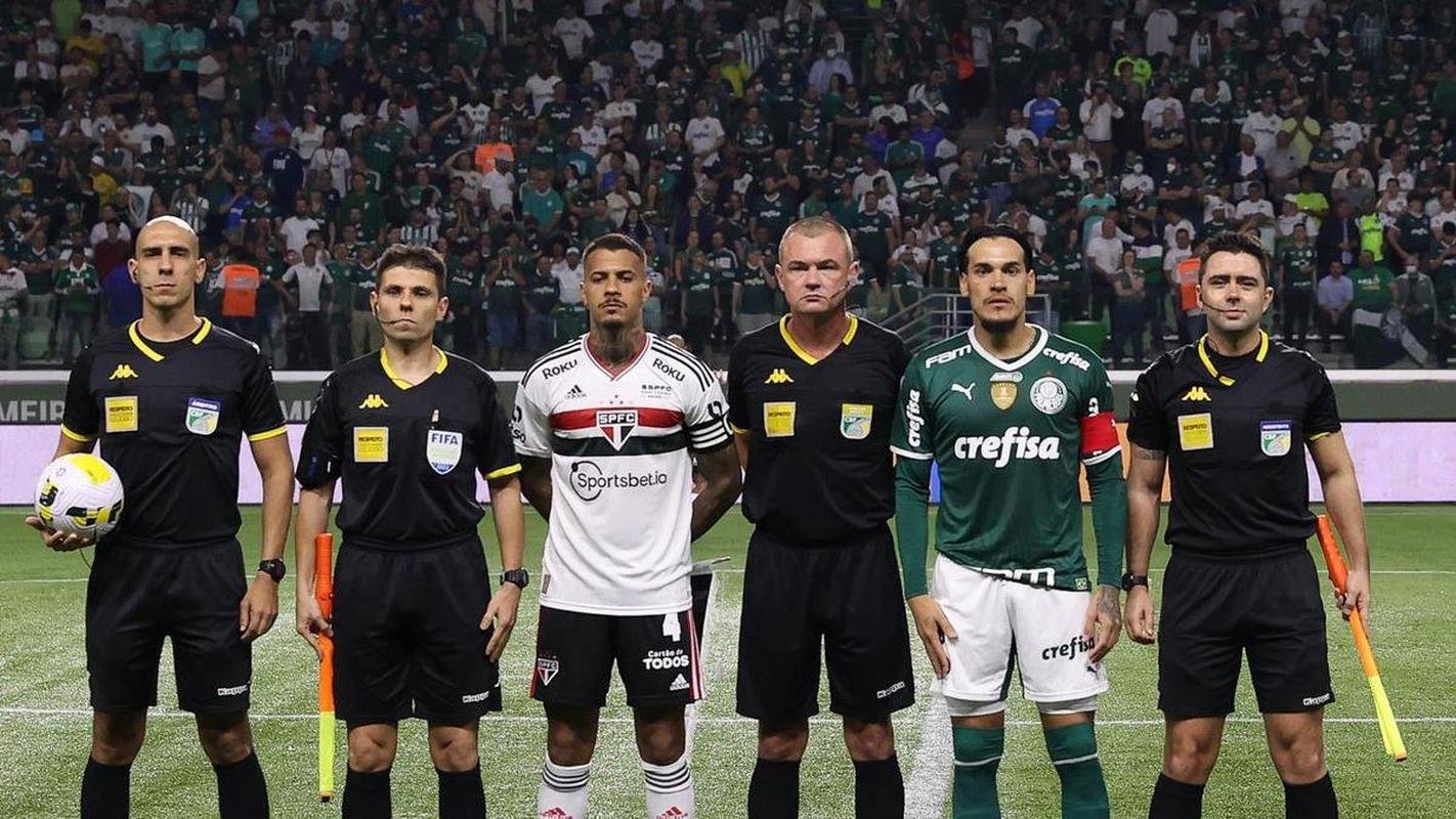 Aps empatar no agregado por 2 a 2, o So Paulo eliminou o Palmeiras, nesta quinta-feira (14), nos pnaltis, por 4 a 3