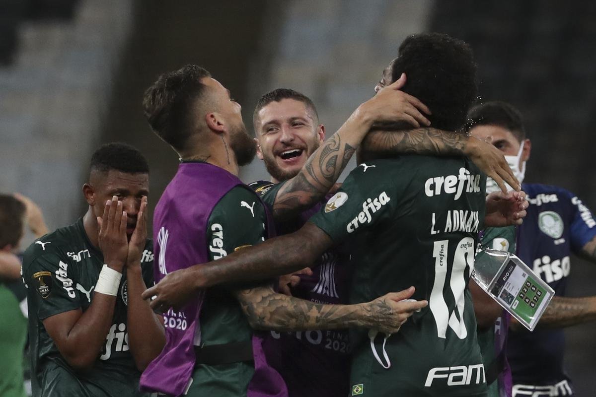 Festa do Palmeiras no Maracanã com a conquista do bicampeonato da Copa Libertadores sobre o Santos. Verdão venceu a decisão por 1 a 0 com gol do atacante Breno Lopes aos 53 do segundo tempo (AFP / Mauro Pimentel / Ricardo Moraes / Silvia Izquierdo)