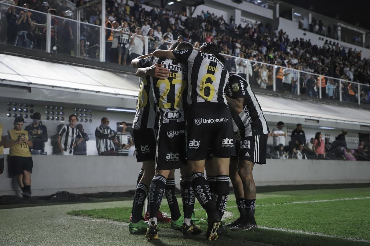 Fotos do jogo entre Santos e Atltico na Vila Belmiro, em Santos, pela 30 rodada do Campeonato Brasileiro