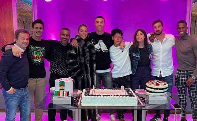 Atualmente no futebol rabe, Cristiano Ronaldo comemora aniversrio com familiares e amigos 