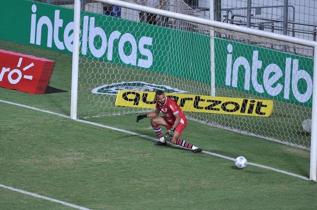 Amrica derrotou Ferrovirio por 3 a 2, nos pnaltis, aps 1 a 1 no tempo normal, e avanou  terceira fase da Copa do Brasil. Goleiro Matheus Cavichioli, com duas defesas nas penalidades, foi o grande heri do Coelho no Independncia, em Belo Horizonte.