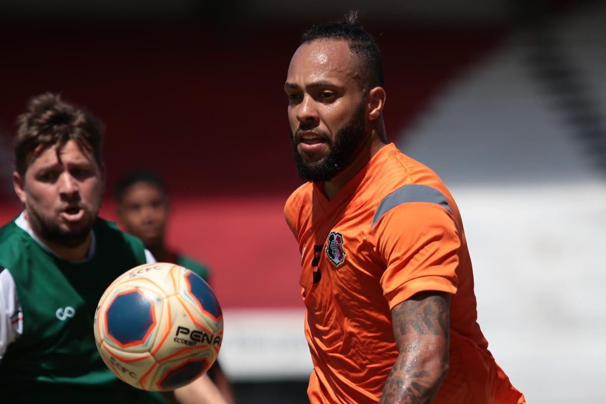 Jogadores do Santa Cruz treinaram no estádio do Arruda, já apresentando trabalhos com bola no gramado, sob a supervisão do técnico Itamar Schülle. Todos os atletas e os membros da comissão técnica seguem submetidos às medidas de afastamento social.