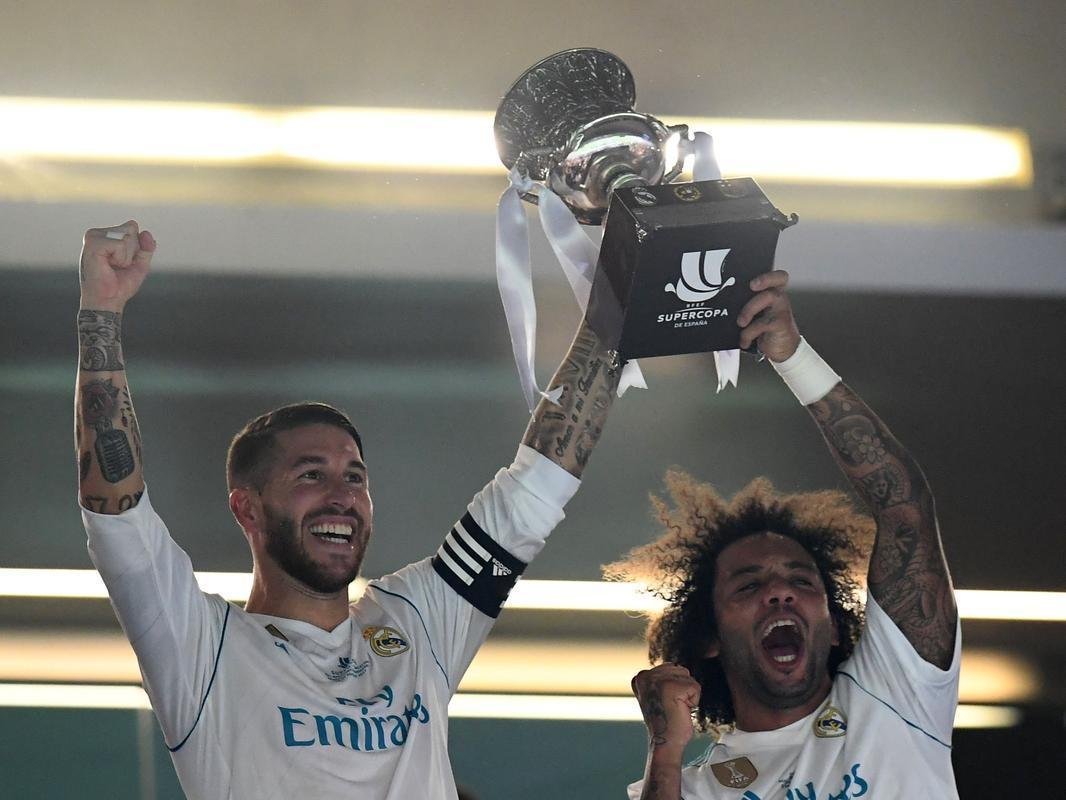 Jogadores do Real Madrid comemoram ttulo da Supercopa da Espanha sobre o Barcelona