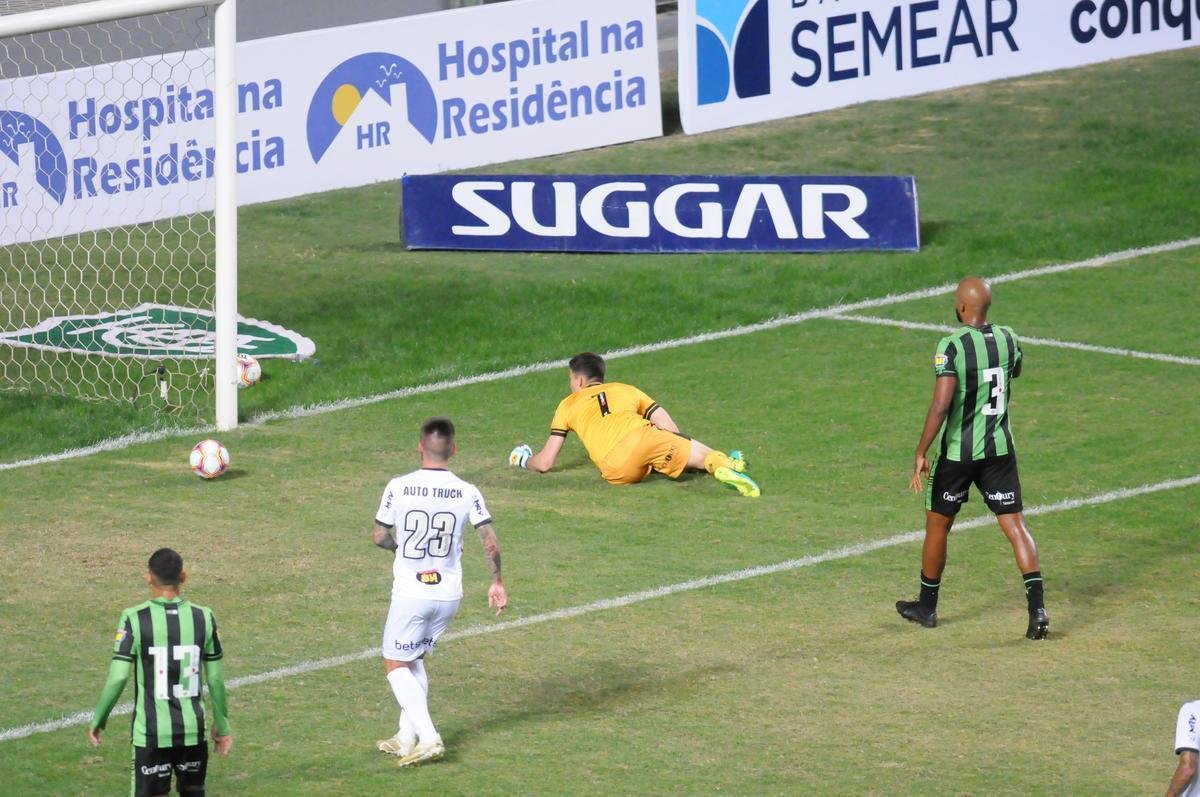 No fim do jogo, Savarino marcou o terceiro gol do Galo no clssico