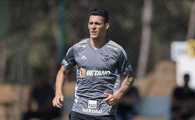 Fora da lista de inscritos para a Libertadores, atacante Pavón pode receber chance em Atlético x Athletico-PR