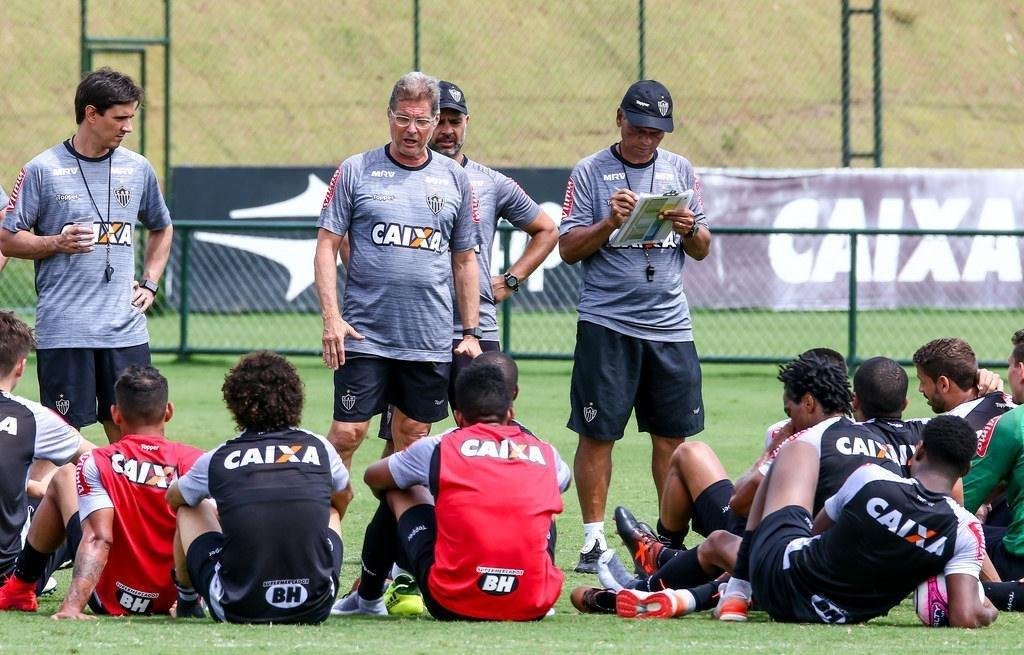 Imagens do treino coletivo comandado por Oswaldo de Oliveira