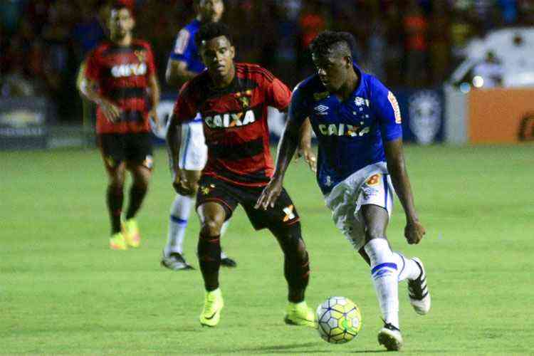 Jogador do Cruzeiro projeta retorno aos gramados após grave lesão