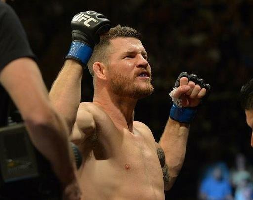 Considerado azarão na luta principal do UFC 199, em Los Angeles, Michael Bisping surpreende Luke Rockhold e conquista o cinturão do peso médio, com nocaute arrasador no primeiro round