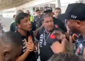 Integrantes de organizada foram ao aeroporto para protestar contra o time. Entre os alvos, estavam o técnico Zé Ricardo e o armador Nenê