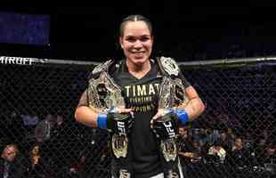 Amanda Nunes ostenta os cinturões peso galo e peso pena do UFC