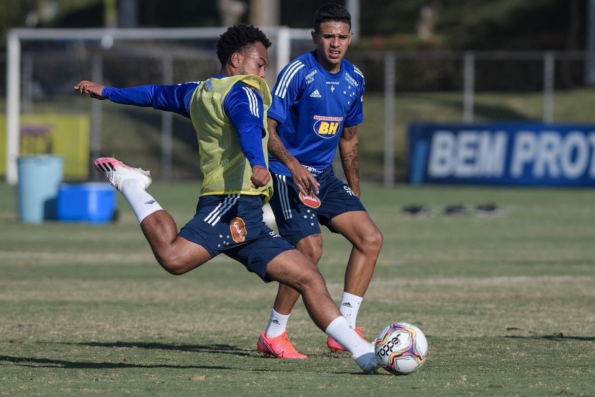 Fotos do primeiro treino do Cruzeiro, na Toca da Raposa II, sob o comando de Ney Franco. Treinador de 54 anos foi oficializado nesta quarta-feira