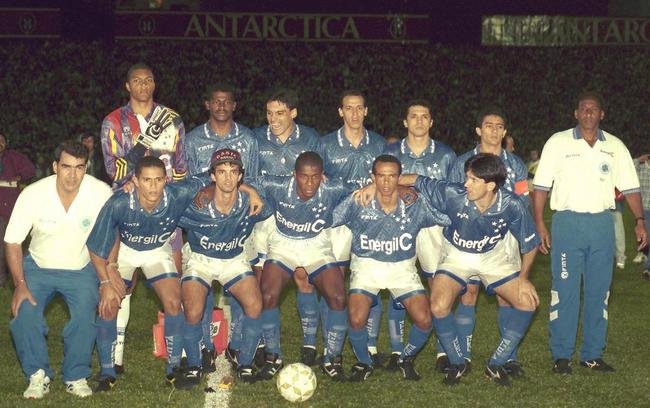 Em 1995, j sem a Coca-Cola, que deixou o clube naquele ano, mas com o suplemento vitamnico Energil C como patrocinador mster, a Finta lanou a nova linha de uniformes do Cruzeiro. A camisa azul seguiu a linha de desenhos geomtricos brilhantes ao fundo, mas adicionou detalhes brancos na gola e estrelas azuis e brancas. A camisa branca seguiu o mesmo padro. O uniforme tambm foi usado em 1996. Na foto, o time campeo da Copa do Brasil sobre o Palmeiras.