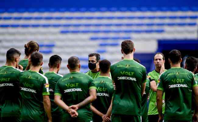 Marquinhos Santos e jogadores durante treino no Estádio George Campwell, em Gayaquil, no Equador, nesta segunda-feira
